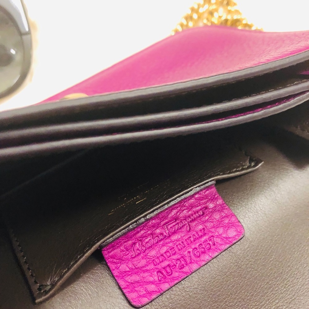 💜 Salvador Ferragamo Corssbody💜 - Picture 7 of 8